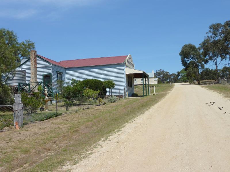 Anakie - Town of Steiglitz, town centre: View south along Regent St