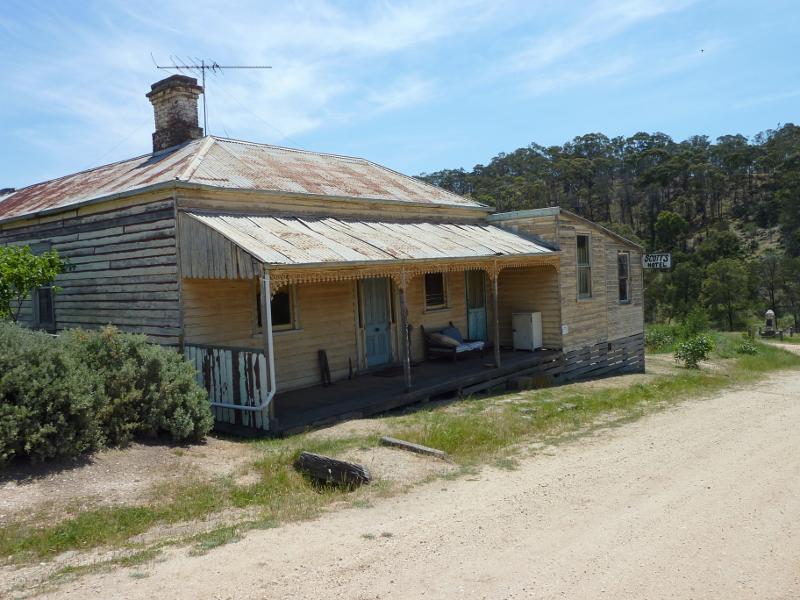 Anakie - Town of Steiglitz, town centre: Scott's Hotel, view north along Regent St towards Clow St