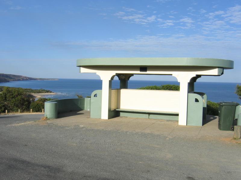 Anglesea - Lookout off Harvey Street: Shelter at lookout