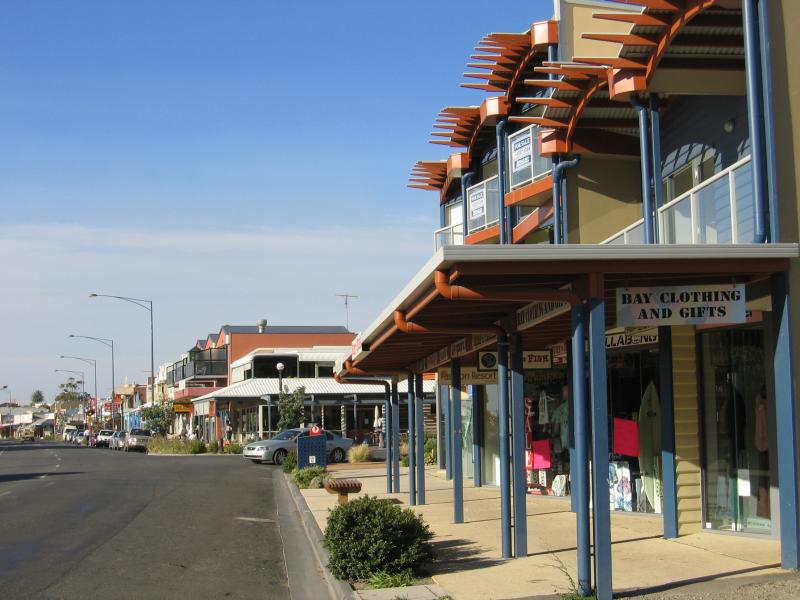 Apollo Bay - Shops and commercial centre, Great Ocean Road - View south along Great Ocean Rd towards Hardy St