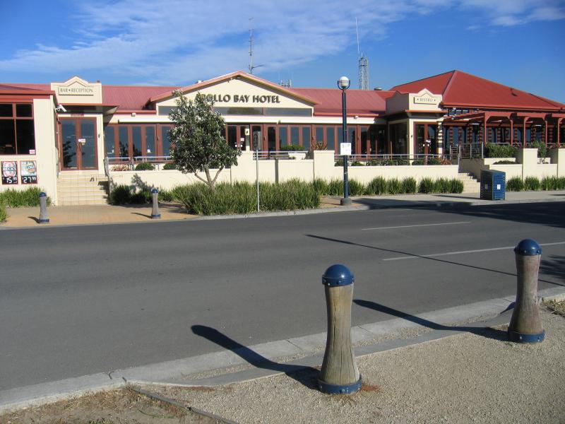 Apollo Bay - Shops and commercial centre, Great Ocean Road: Apollo Bay Hotel, Great Ocean Rd at Moore St