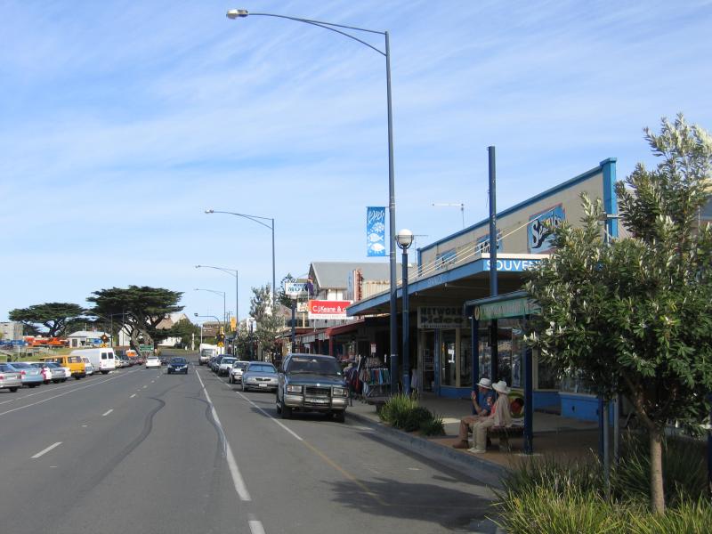 Apollo Bay - Shops and commercial centre, Great Ocean Road - View south along Great Ocean Rd at Moore St