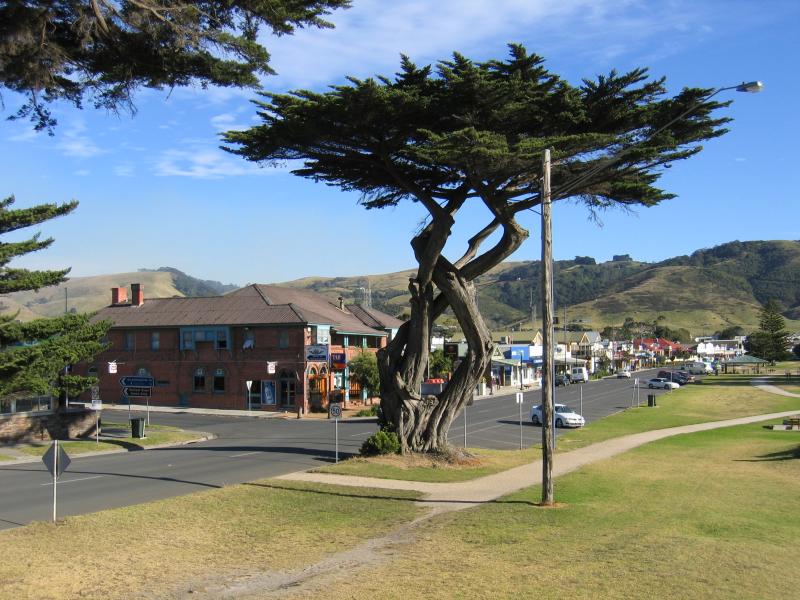 Apollo Bay - Shops and commercial centre, Great Ocean Road: View north along foreshore reserve and Great Ocean Rd towards McLaren Pde