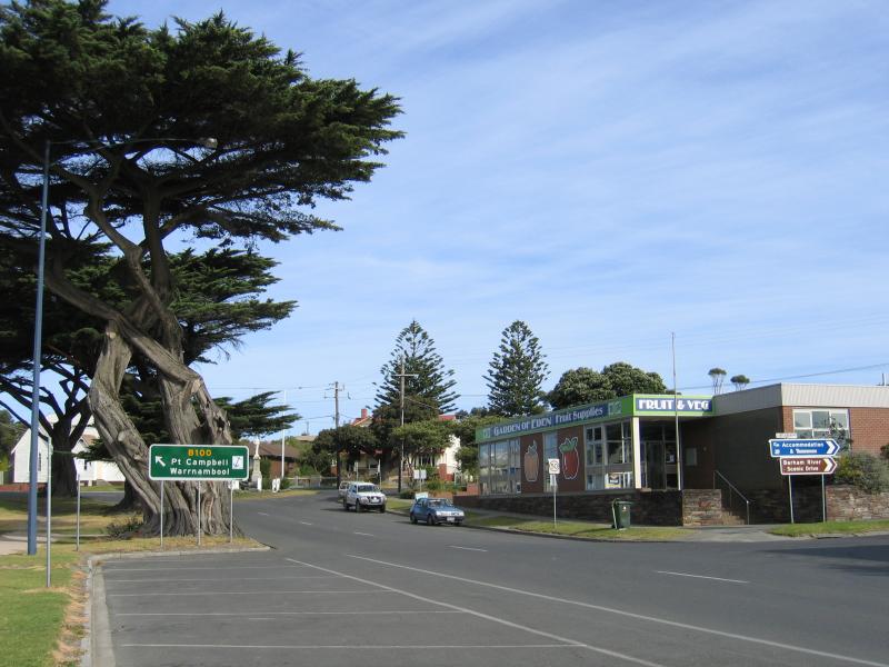 Apollo Bay - Shops and commercial centre, Great Ocean Road - View south along Great Ocean Rd at McLaren Pde