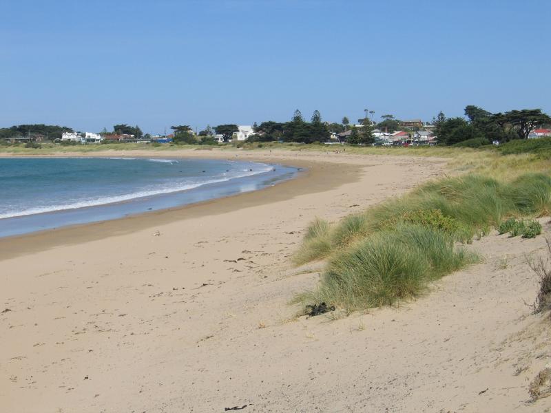 Apollo Bay - Beach in town centre: View south along coast from near Cawood St