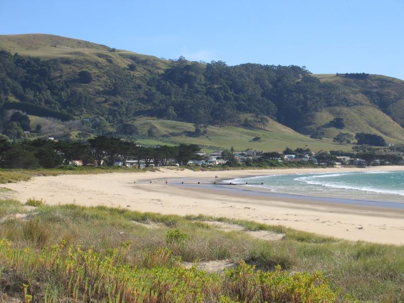 Apollo Bay - Beach in town centre: View north along coast from near Moore St