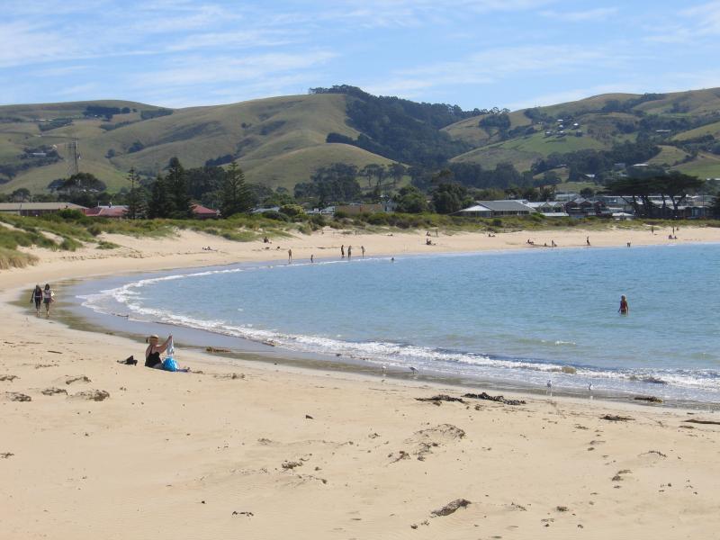 Apollo Bay - Beach in town centre: View north-west along beach from wharf