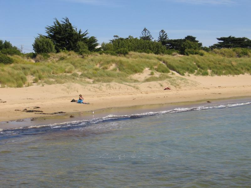 Apollo Bay - Beach in town centre: View towards beach from wharf