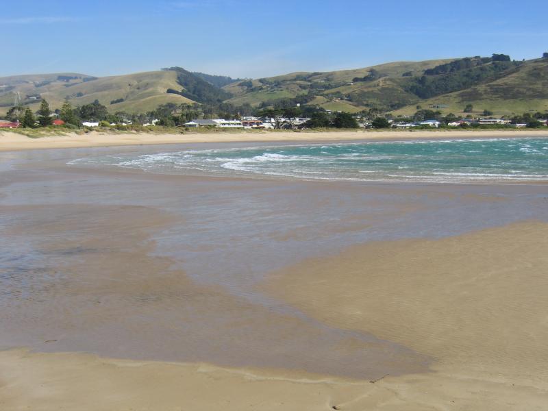 Apollo Bay - Beach in town centre: View west to beach from wharf