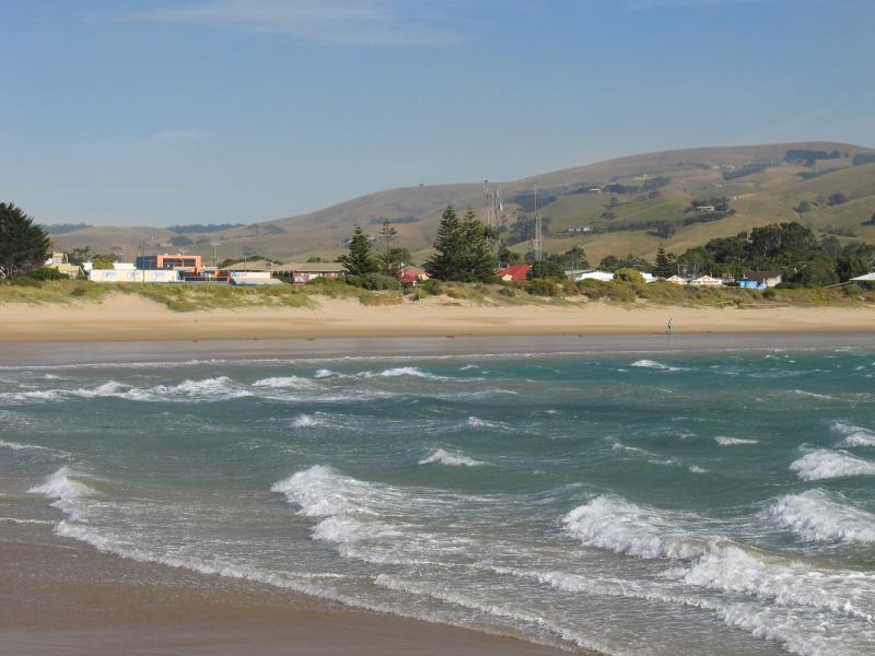 Apollo Bay - Beach in town centre: View west to beach from wharf