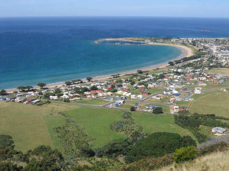 Apollo Bay - Marriners Lookout: View south-east along coast towards town centre