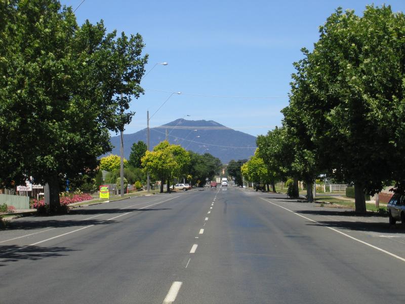 Ararat - Commercial centre and shops: View east along Barkly St between Maude St and Gordon St