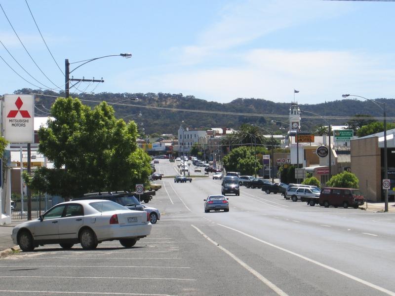 Ararat - Commercial centre and shops: View west along Barkly St towards King St