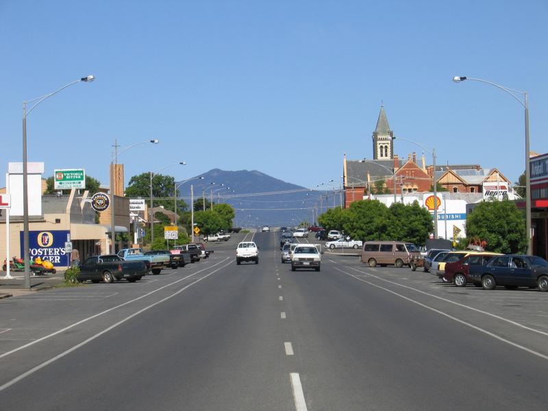 Ararat - Commercial centre and shops: View east along Barkly St between Queen St and King St