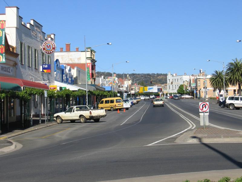 Ararat - Commercial centre and shops: View west along Barkly St at Queen St