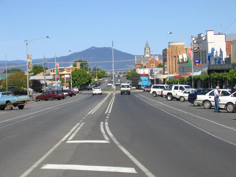 Ararat - Commercial centre and shops: View east along Barkly St towards Queen St