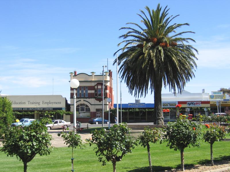Ararat - Commercial centre and shops: View south towards shops on Barkly St from war memorial