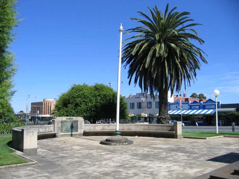Ararat - Commercial centre and shops: War memorial, Barkly St