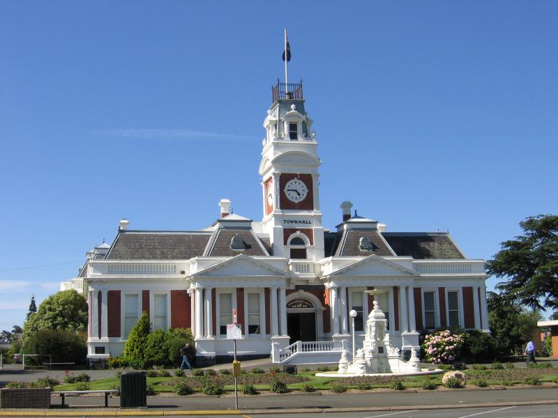 Ararat - Commercial centre and shops: Town Hall