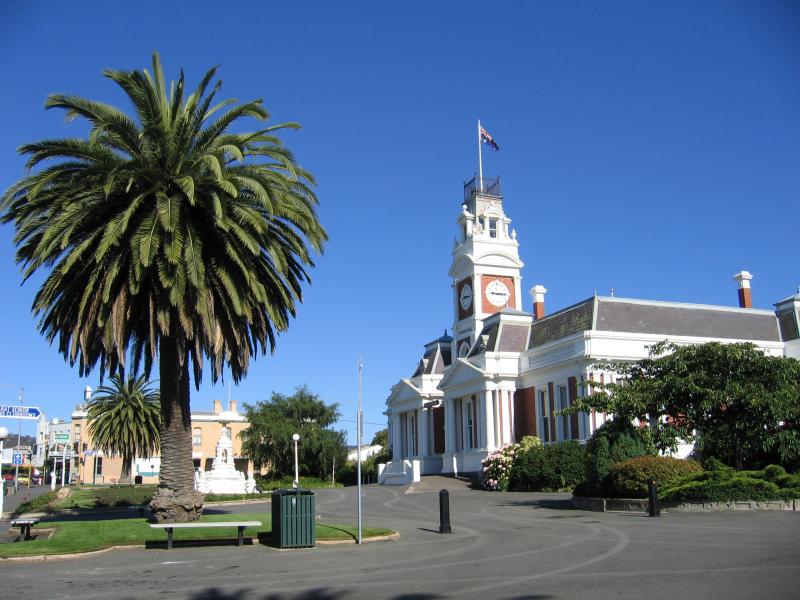 Ararat - Commercial centre and shops: View west along Barkly St towards Town Hall