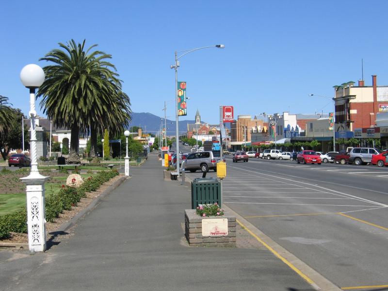 Ararat - Commercial centre and shops: View east along Barkly St at Vincent St