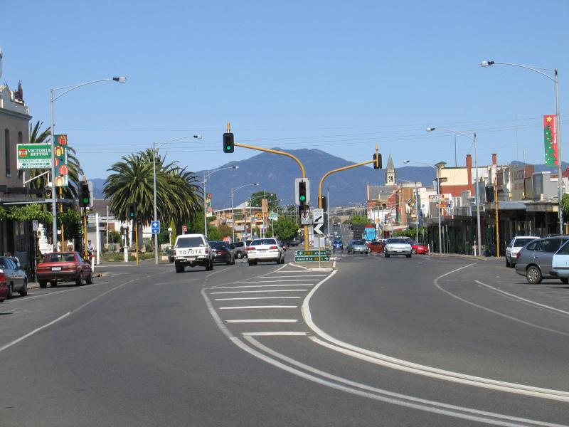 Ararat - Commercial centre and shops: View east along Barkly St towards Vincent St