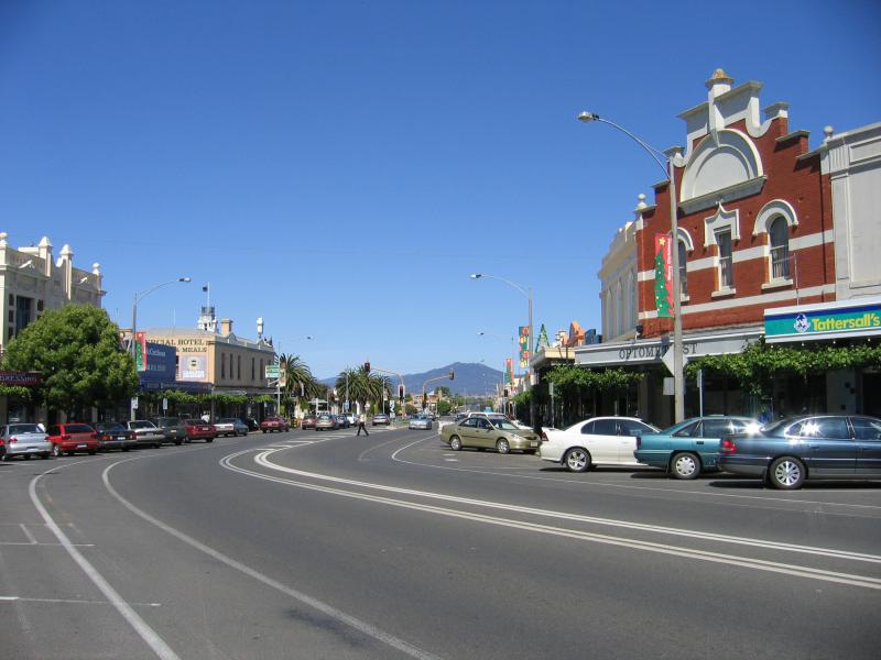 Ararat - Commercial centre and shops: View east along Barkly St between Vincent St and Ingor St