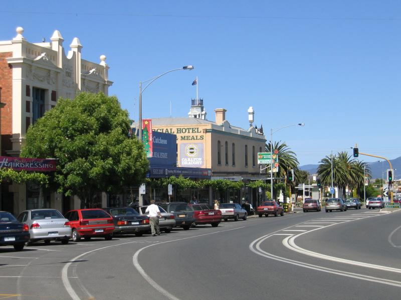 Ararat - Commercial centre and shops: View east along Barkly St towards Vincent St