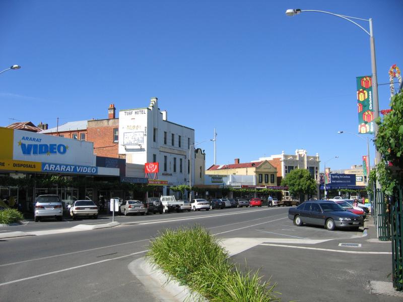 Ararat - Commercial centre and shops: View east along Barkly St between Vincent St and Ingor St