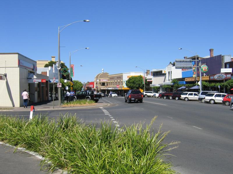 Ararat - Commercial centre and shops: View east along Barkly St at Ingor St