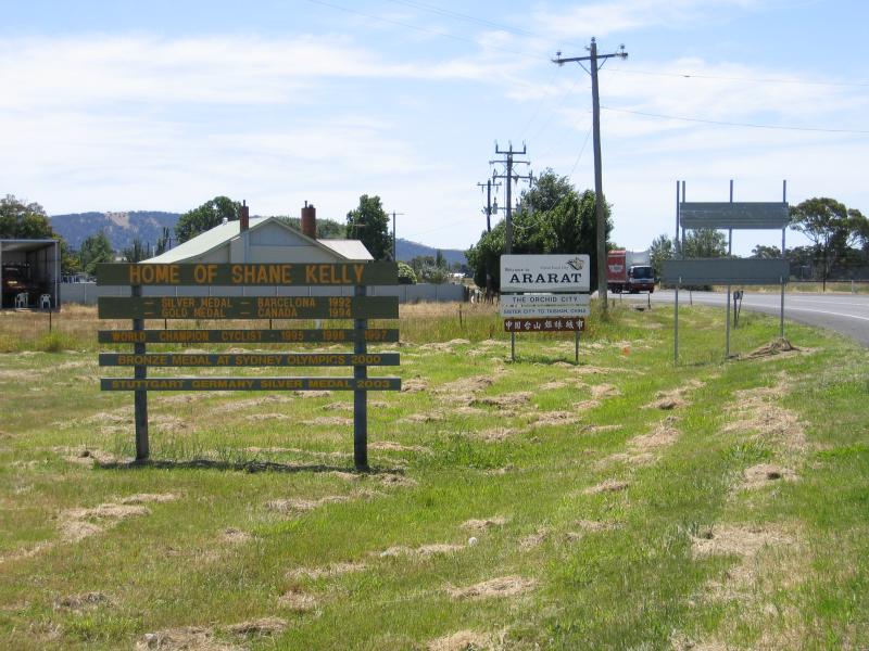 Ararat - Western Highway through Ararat: Ararat information sign, Western Highway at Heath St