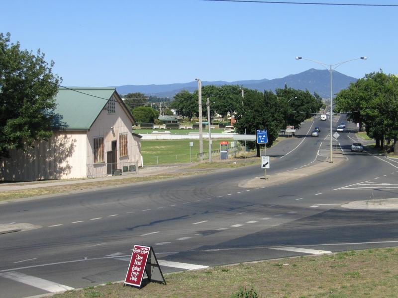 Ararat - Western Highway through Ararat: View east along Collings St at Ingor St