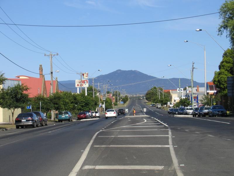 Ararat - Western Highway through Ararat: View east along High St at Vincent St