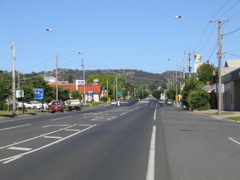 Ararat - Western Highway through Ararat: View west along High St at Queen St