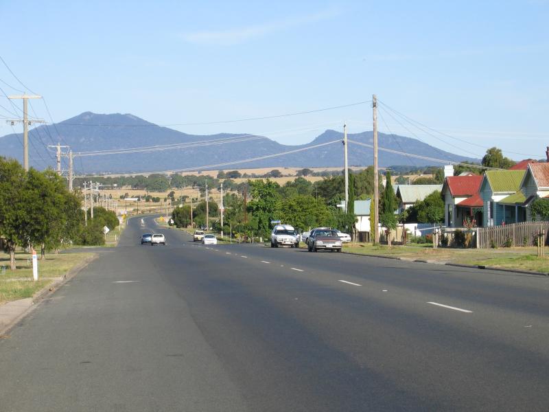 Ararat - Western Highway through Ararat: View east along High St between Princes St and Albert St