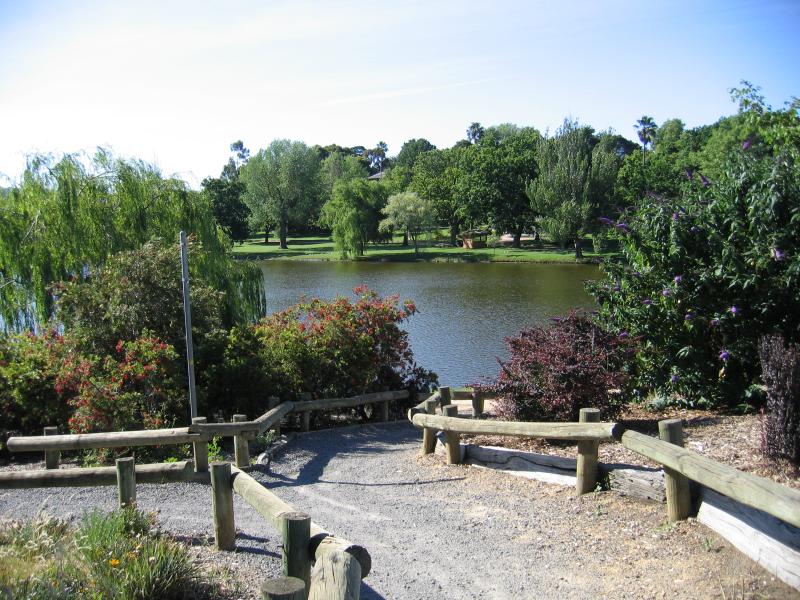 Ararat - Alexandra Gardens and Alexandra Oval: View north across lake from Vincent St
