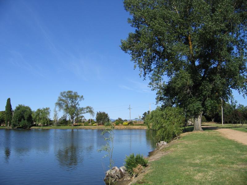 Ararat - Alexandra Gardens and Alexandra Oval: View east along lake
