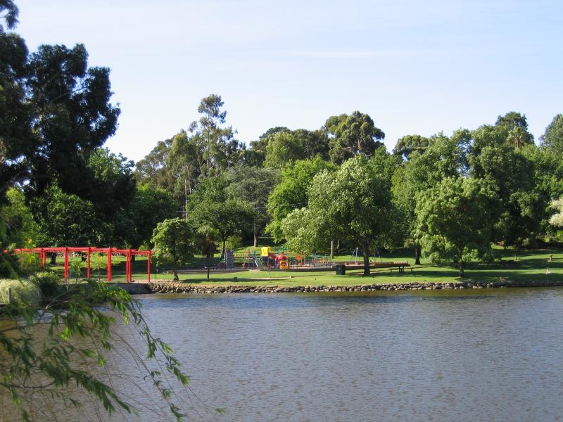 Ararat - Alexandra Gardens and Alexandra Oval: View north across lake