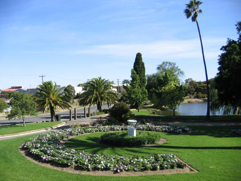 Ararat - Alexandra Gardens and Alexandra Oval - View south through gardens towards entrance at Vincent St