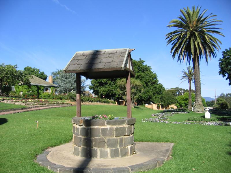 Ararat - Alexandra Gardens and Alexandra Oval: Wishing well
