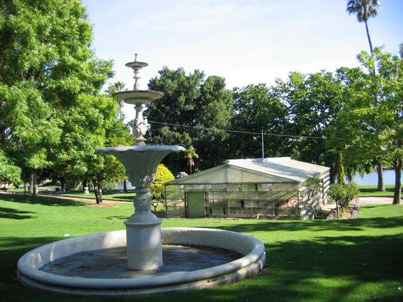 Ararat - Alexandra Gardens and Alexandra Oval: Fountain and conservatory