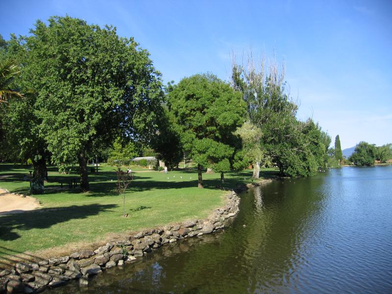 Ararat - Alexandra Gardens and Alexandra Oval: View east along lake