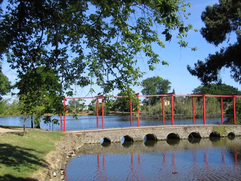 Ararat - Alexandra Gardens and Alexandra Oval: Bridge across lake