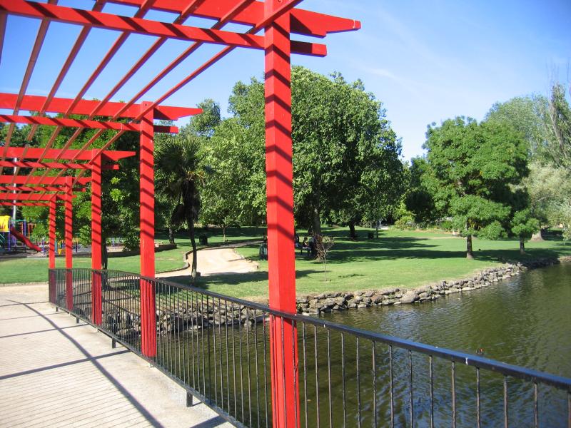 Ararat - Alexandra Gardens and Alexandra Oval: Bridge across lake