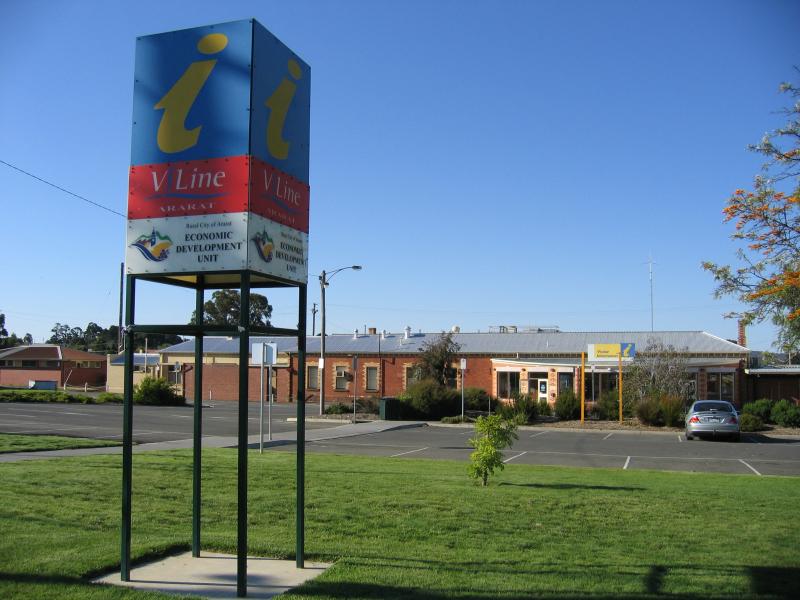 Ararat - Ararat railway station and Visitor Information Centre, High Street: Railway station and Visitor Information Centre, viewed from High St