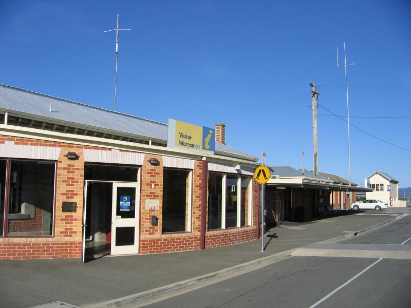 Ararat - Ararat railway station and Visitor Information Centre, High Street - Railway station