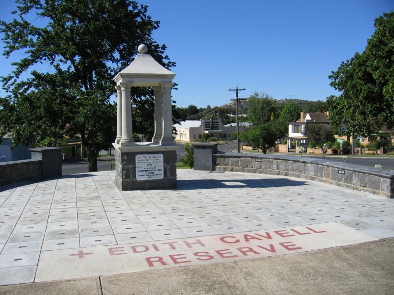 Ararat - Around Ararat and outskirts: Edith Cavell Reserve and monument to nurses