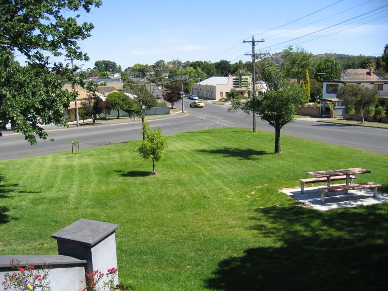 Ararat - Around Ararat and outskirts: Edith Cavell Reserve, view south along View Point St towards Taylor St