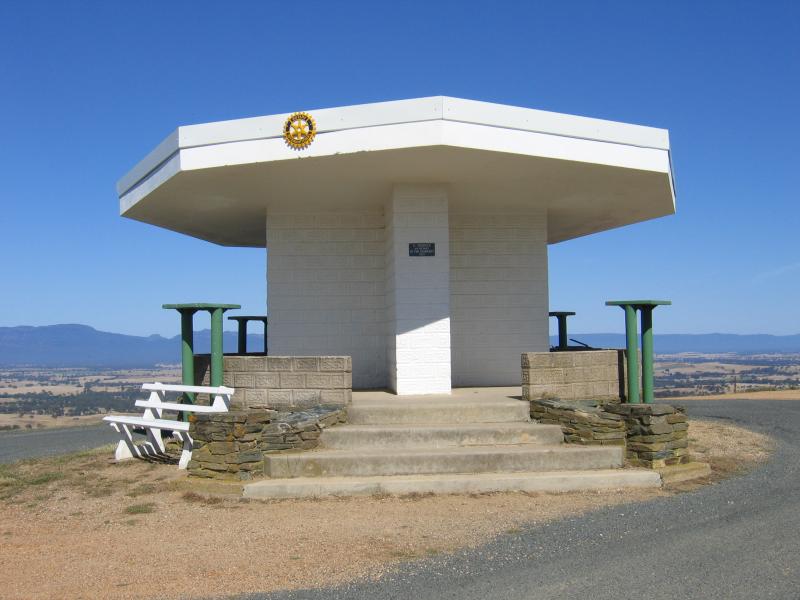 Ararat - One Tree Hill and Pioneer Memorial Lookout: Monument at lookout