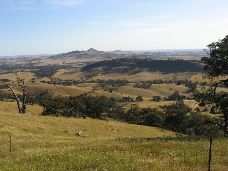 Ararat - One Tree Hill and Pioneer Memorial Lookout: Southerly view